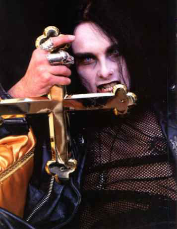 dani filth avec sa croix lol.....