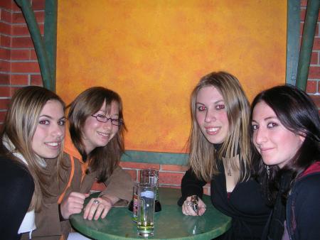 C.A.V.E lol plus pr�cis�ment charlotte moi(audrey) violaine �lodie