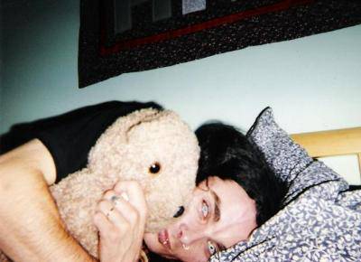 Dani avec son nounours en peluche......trop chou