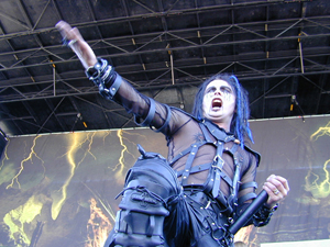 Dani filth en consert...........trop fort......viv cradle of filth