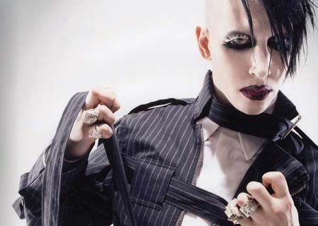 Manson change completement de look....mais sa lui va bien....