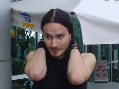 Aaaaaaahhhhhhhhhhhhh.... tuomas t'es trop beau.....