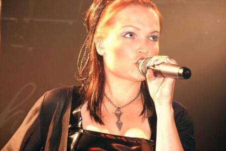 Tarja chante......